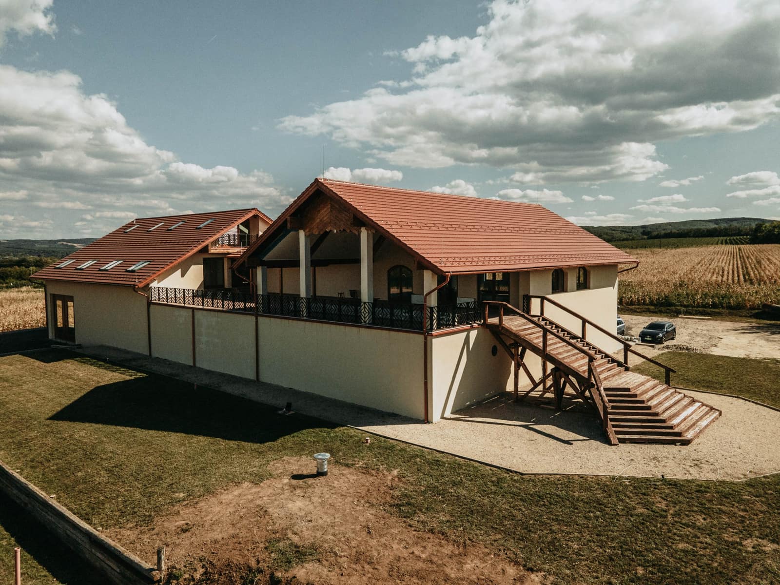Az Androsics Borbirtok épülete és szőlősorai a Balaton déli partján, naplementében